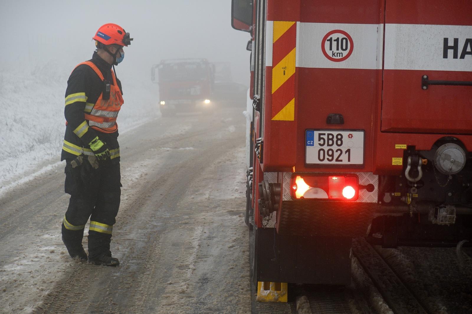 následky střetu osobního vozu a autobusu (7).jpg