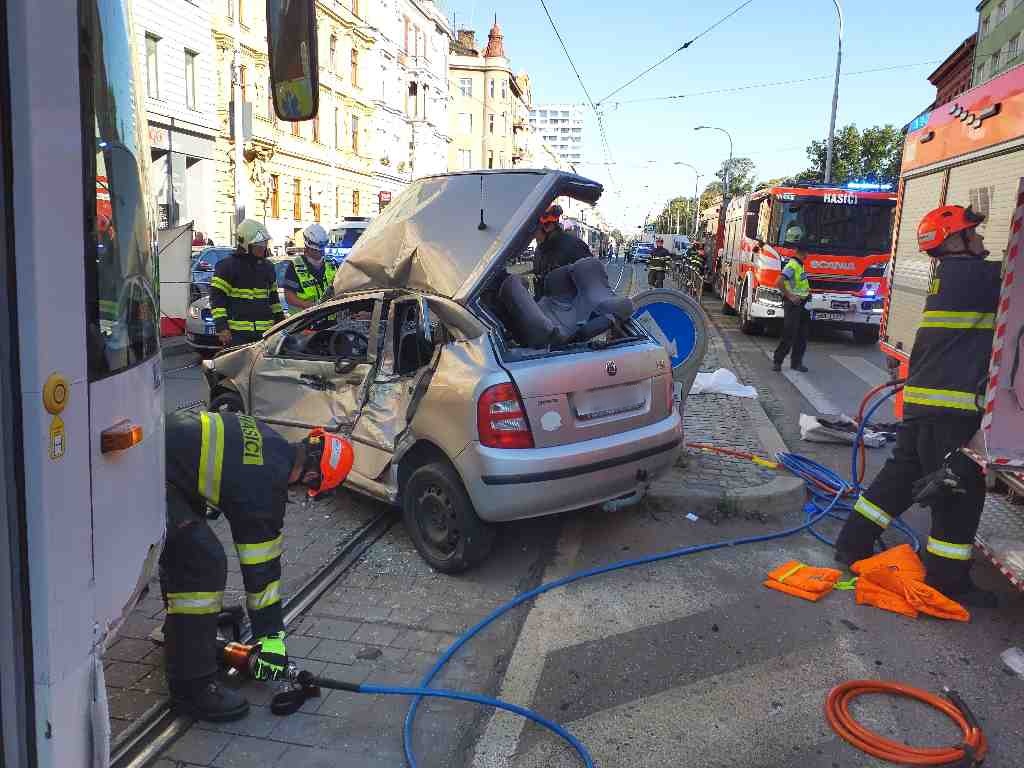 nehoda OA a tramvaje (1).jpg