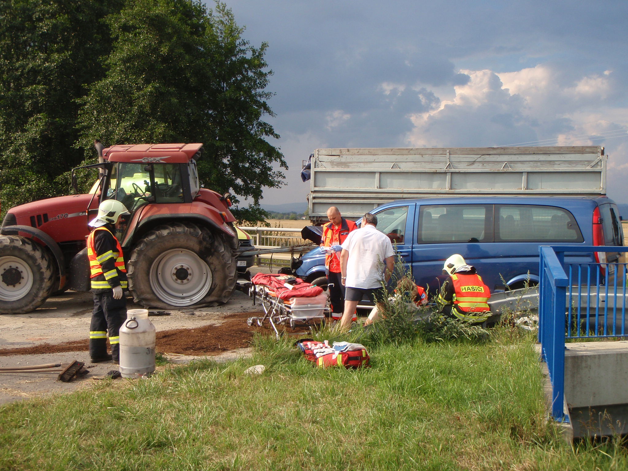 nehoda traktor a osobní vozidlo