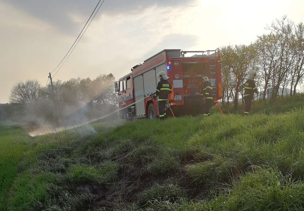 pálení tráva, klestí.jpg