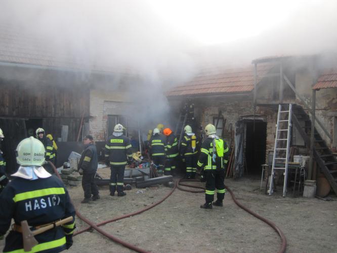 Požár v Časech likvidovalo šest hasičských jednotek. Foto: JSDHO Dašice