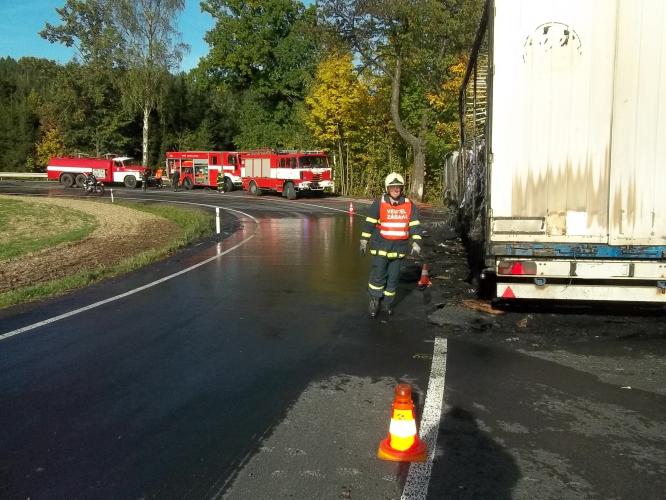 Hasiči likvidovali plameny, které zachvátily kamion, dvě hodiny