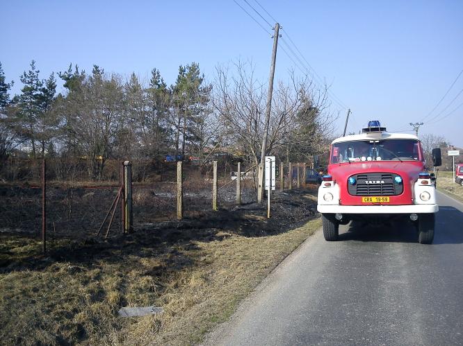 Hasiči likvidovali o víkendu i požár trávy v Chrasti