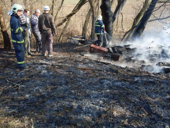 Požár porostu a boudy u Vrbatova Kostelce