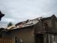 poškozené střechy domů záblatí