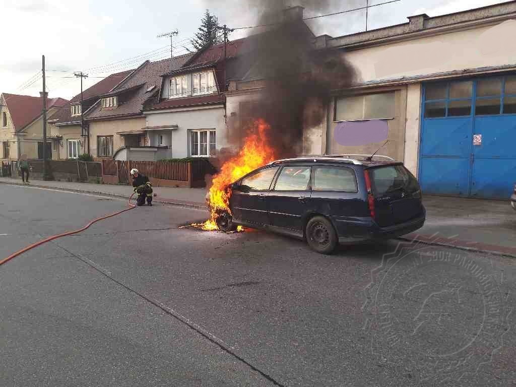 požár auta Polička 29.6.2021.jpg