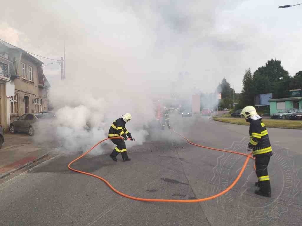 požár auta Polička2 29.6.2021.jpg