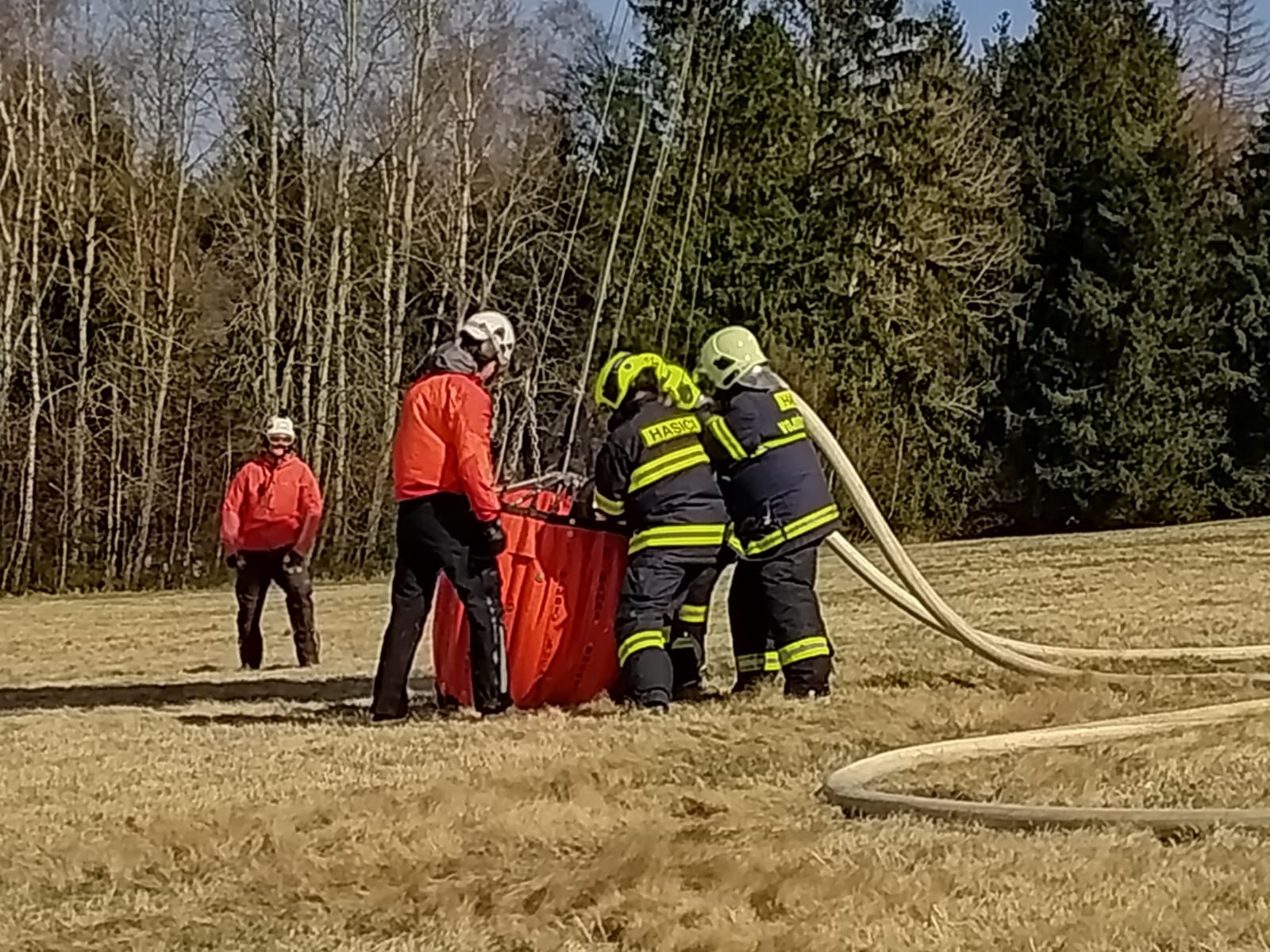 požár paseky a lesa Hlinsko1.jpg