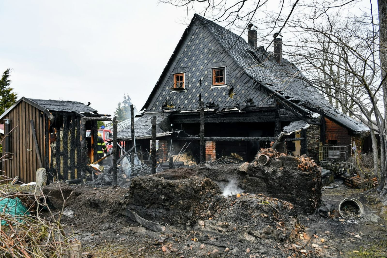 požár roubenky Brtníky (2).jpg