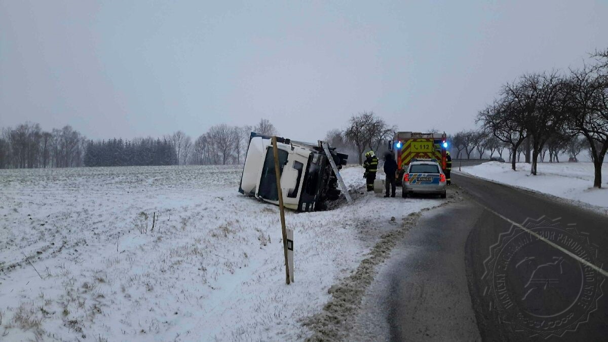 převrácený kamion Polička 28.2.2020.jpg