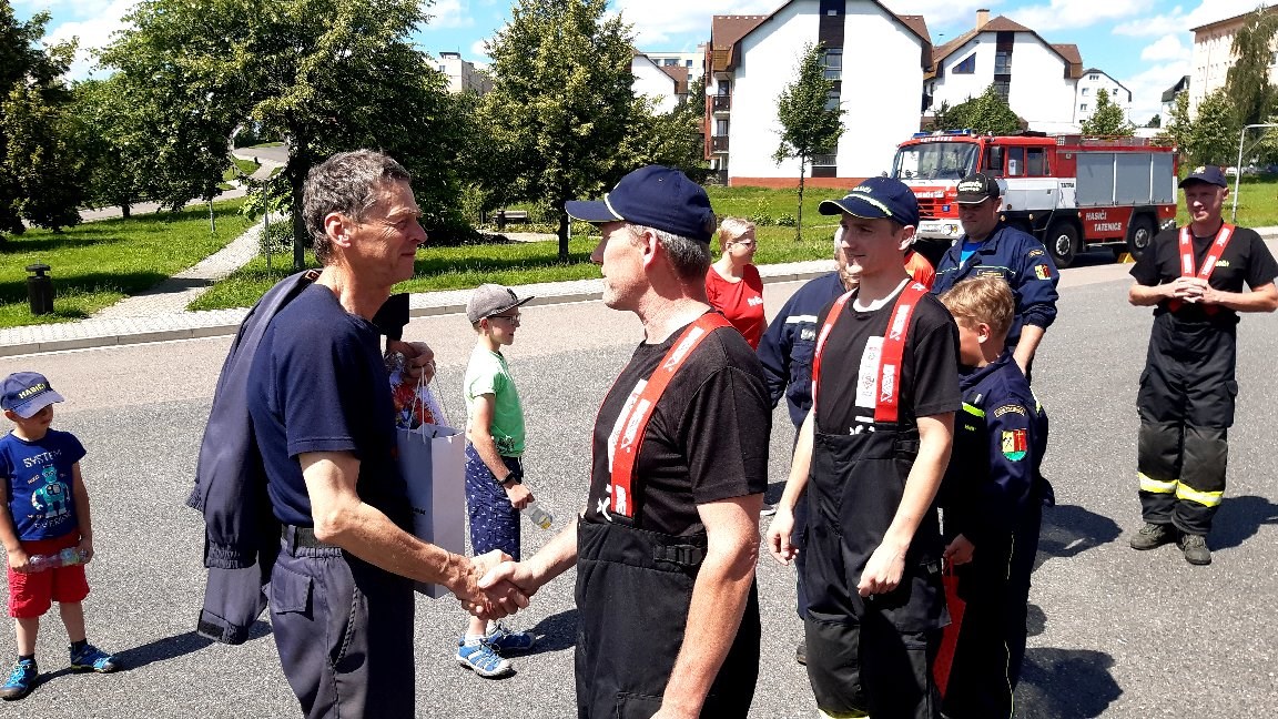 s Katzerem se loučili i dobrovolní hasiči.jpg