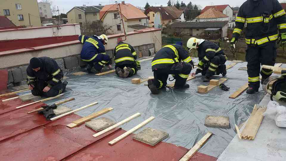 utržená střecha Holice.jpg