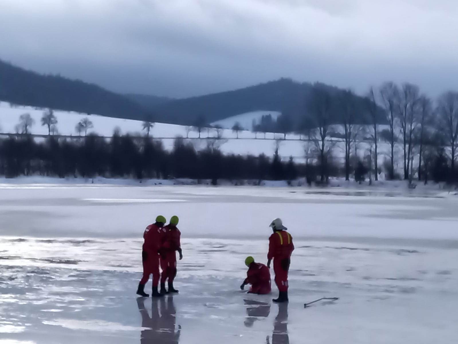 výcvik hasičů na zamrzlé vodě (2).jpg