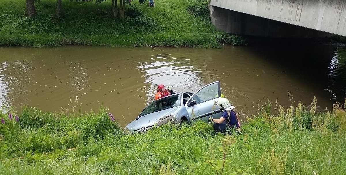 vyproštění vozidla Sezemice1 20.7.2021.jpg