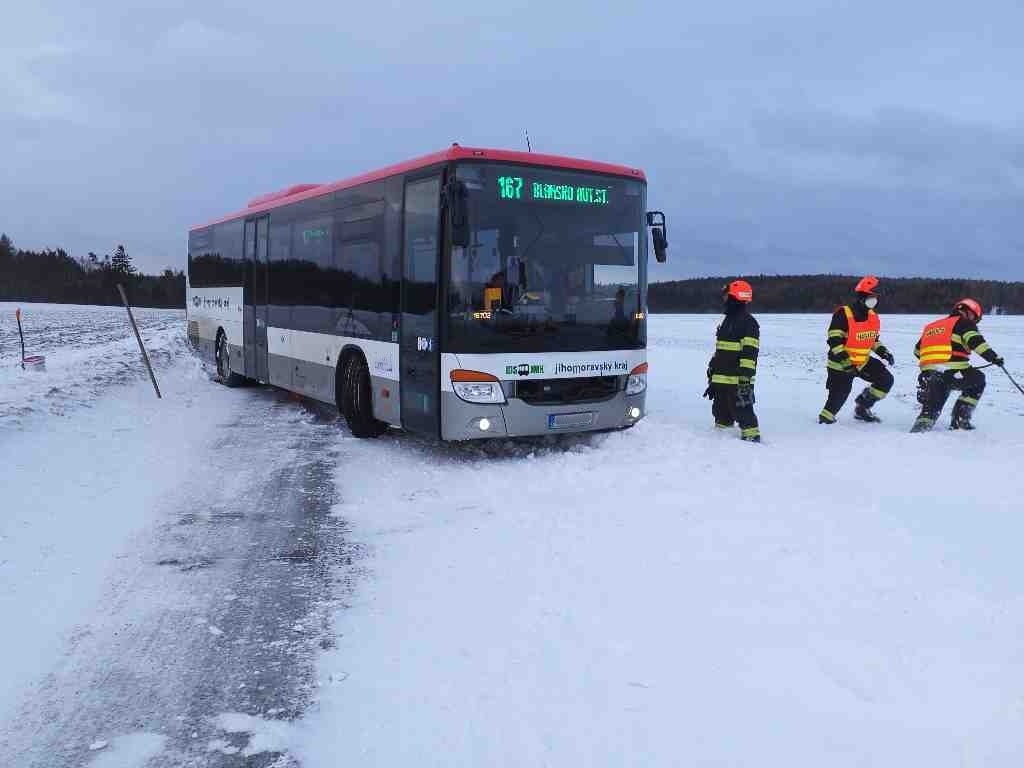 vyprošťování autobusu (1).jpg