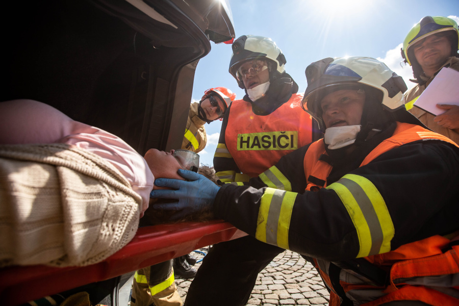 KHK a PAK_soutěž ve vyprošťování u dopravních nehod-i to je způsob, jak se zdokonalit_vytažení zraněné osoby z havarovaného vozu.jpg