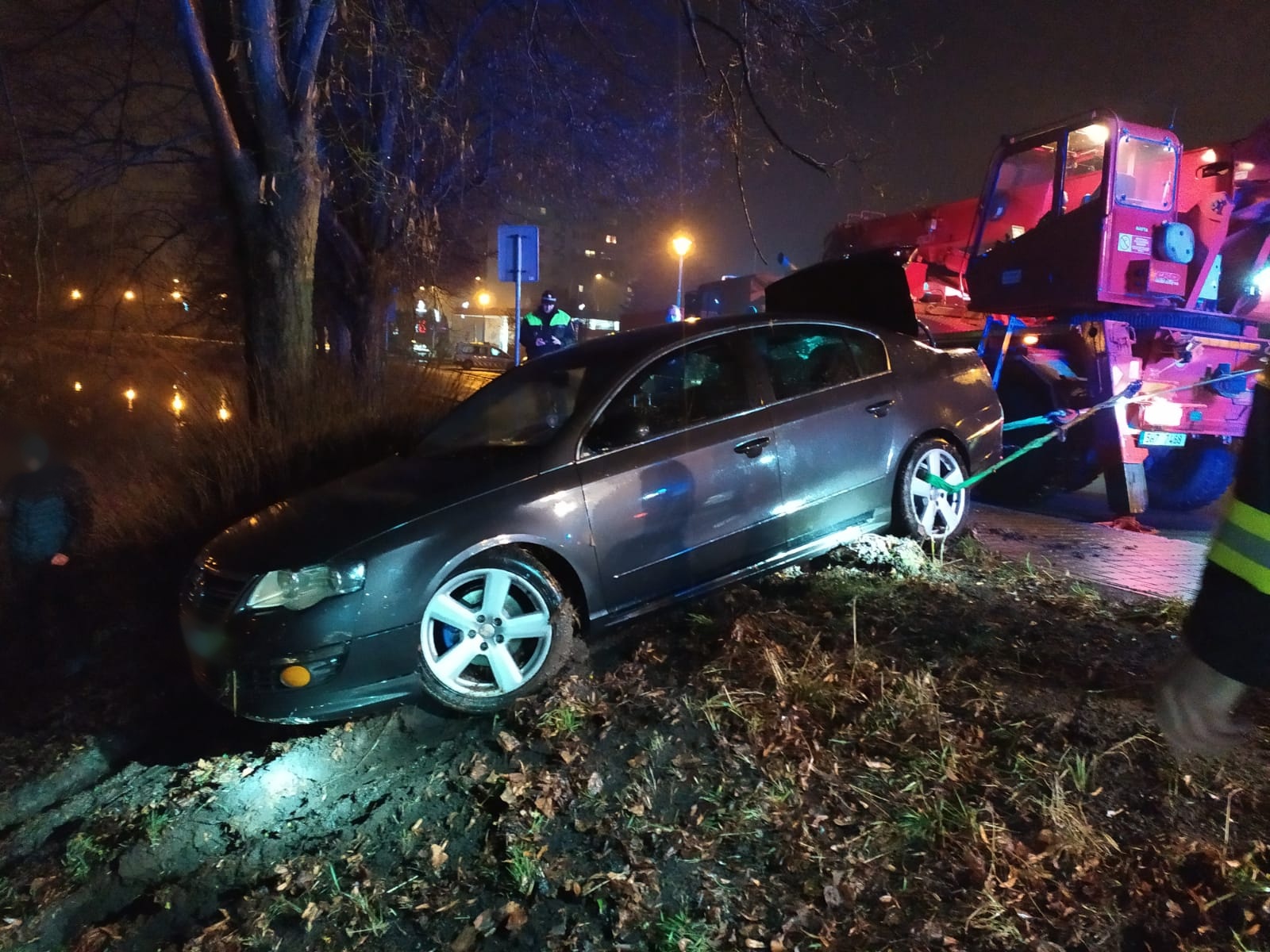 KHK_hasiči za pomoci potápěče lovili utopené vozidlo z Metuje_pomocí techniky je auto vytaženo na břeh.jpg