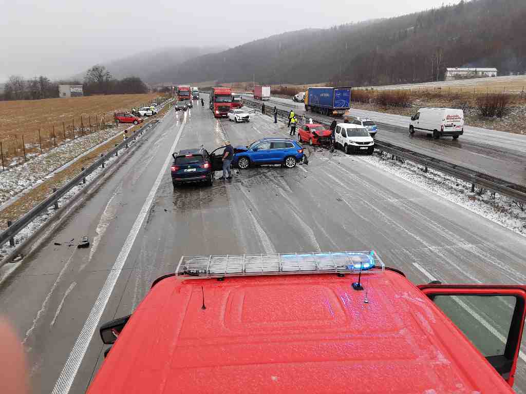 OLK_série vážných dopravních nehod zaměstnala hasiče Přerovsku_pohled na komunikaci s havarovanými vozy.jpg