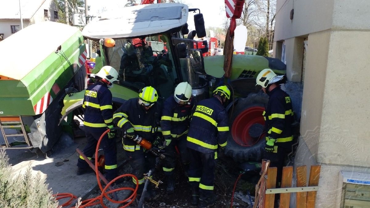 PAK_DN_Traktorista smetl ženu, která zůstala zaklíněná pod traktorem_5 hasičů vyprošťuje ženy zpod traktoru.jpg