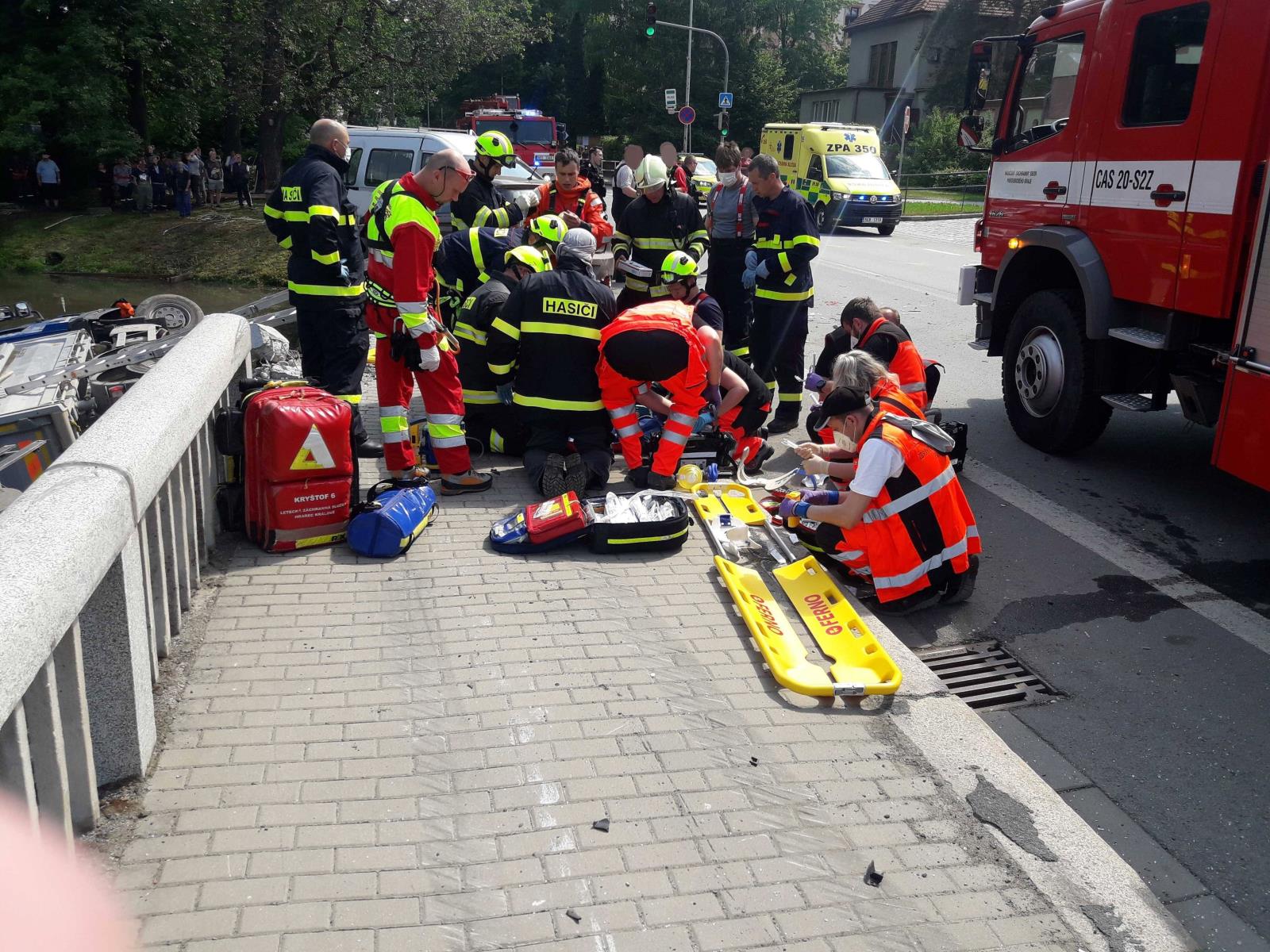 PAK_DN_v Poličce havaroval nákladní automobil a 3 osobní auta_nákladní vůz se zřítil do rybníka_pohled na zasahující složky IZS.jpg