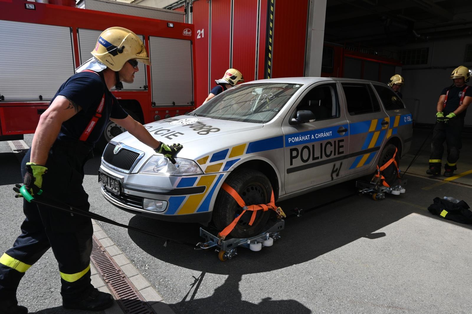 7_Rescue meeting 2021_účastníci zkouší práci se sadou technických prostředků pro manipulaci s nepojízdnými vozidly.JPG