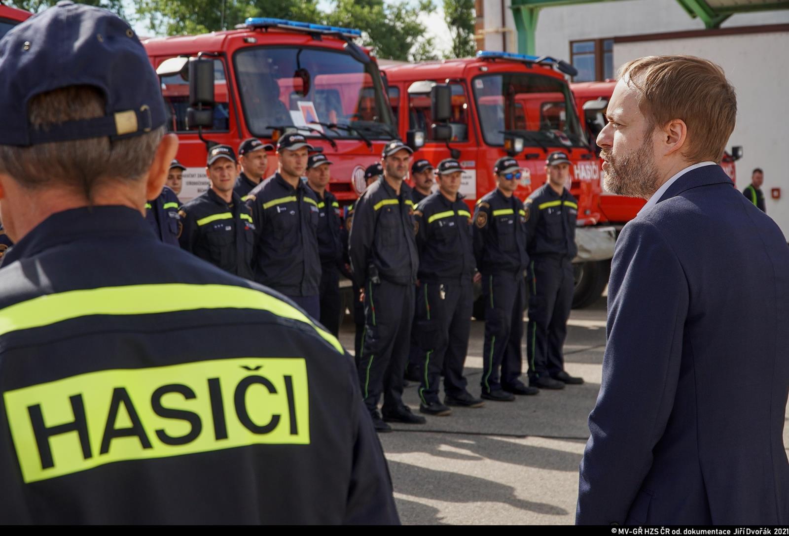 Čeští hasiči vyrazili na pomoc Řecku zasaženému ničivými požáry_ministr zahraničních věcí, Jakub Kulhánek a náměstek GŘ pro IZS a OŘ, Petr Ošlejšek hovoří k nastoupeným hasičům.jpg