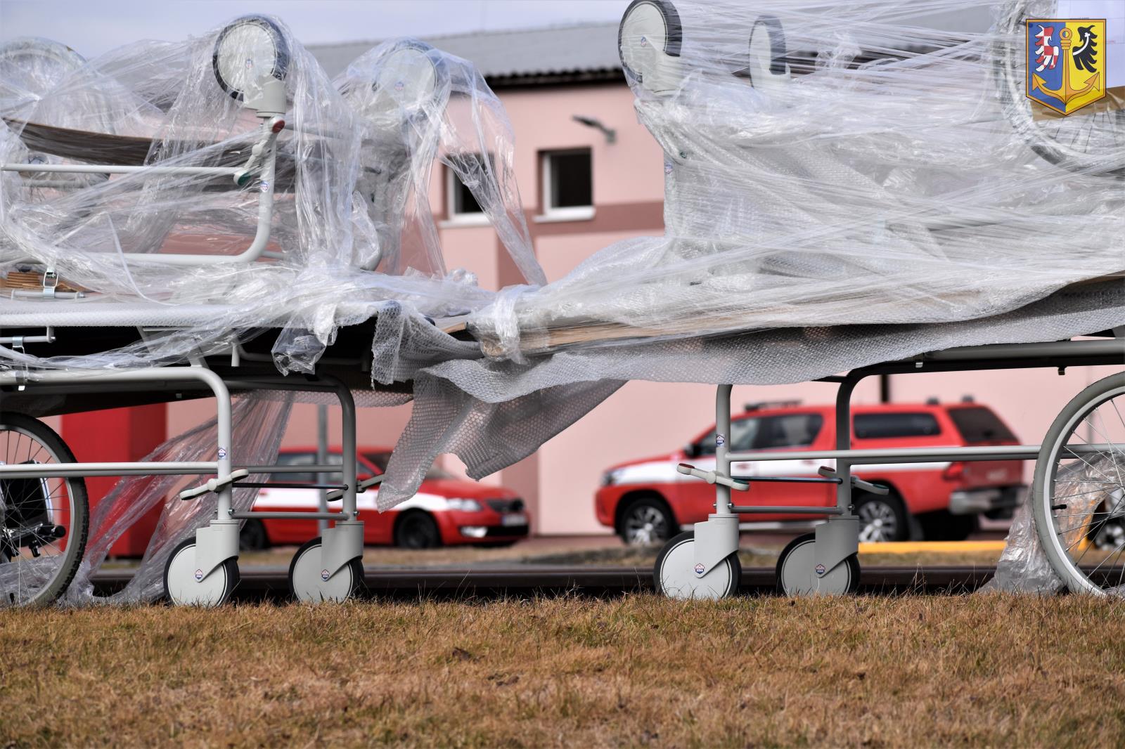 Příslušníci Záchranného útvaru HZS ČR nakládají humanitární pomoc na techniku, která ji přepraví na Ukrajinu