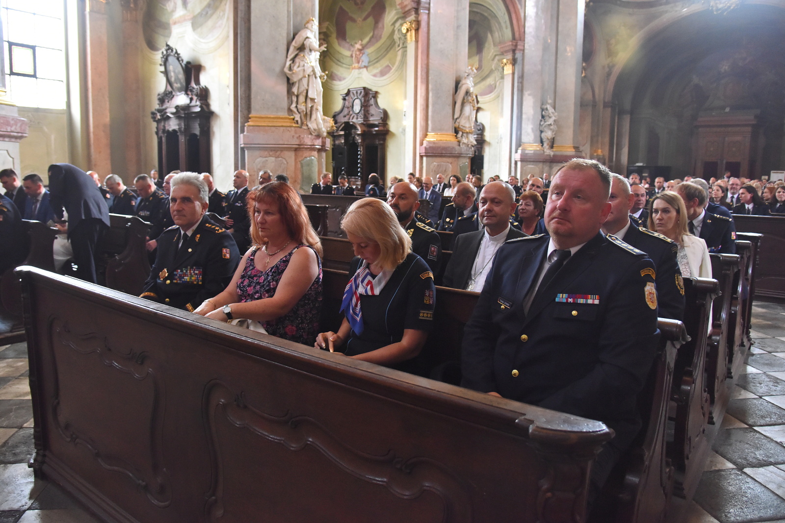 Významní hosté letního koncertu sedící v předních řadách kostela sv. Mikuláše na Malostranském náměstí v Praze.JPG